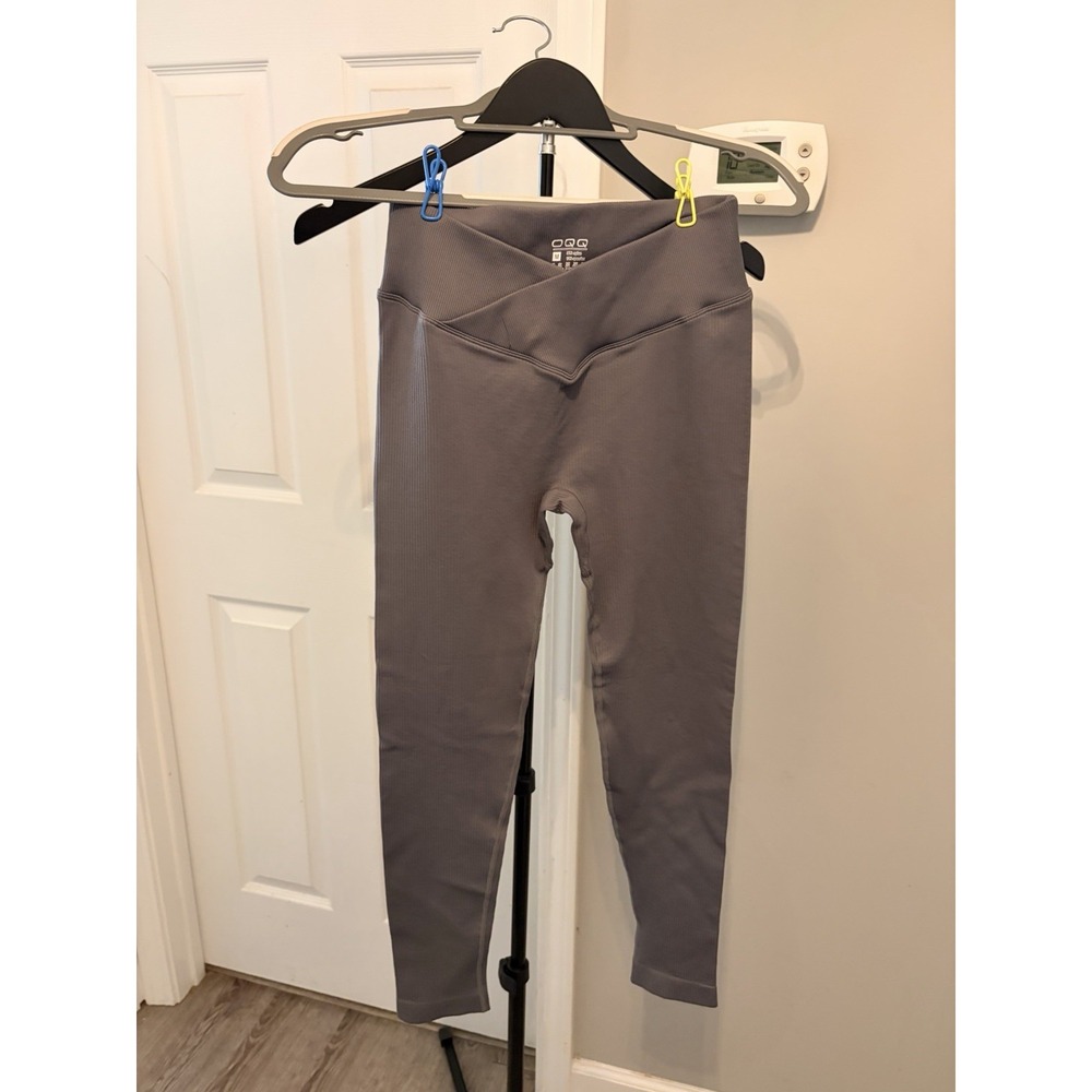 OQQ Grey Ribbed Crossover High Waist Yoga Leggings Athleisure Med Yoga Gym EUC